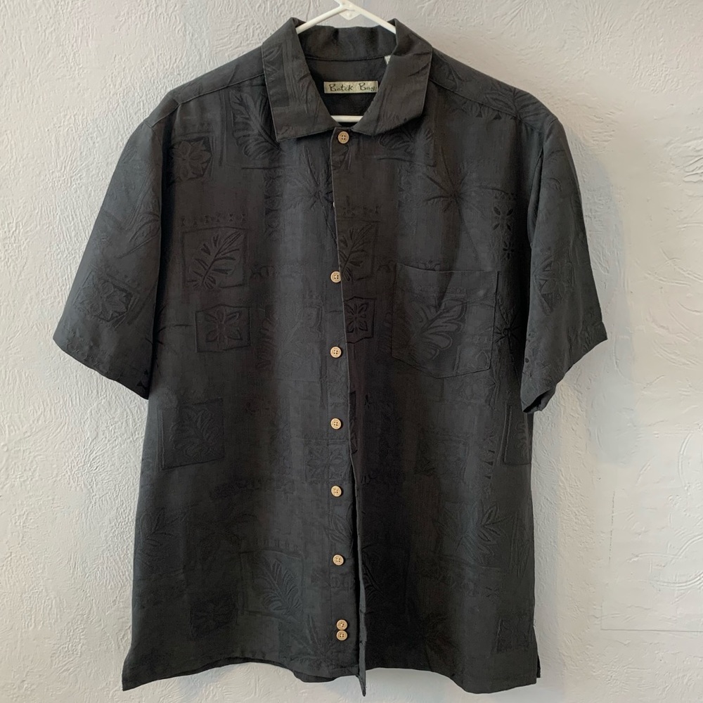 Batik Bay Hawaiian style shirt. Size: Large.